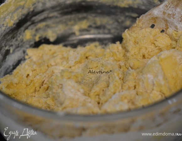 Добавить муку и соль и перемешать, но без усилий.