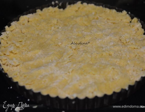 Для рецепта желательна форма тарта, чтобы поднималось дно. Я смазала форму маслом. Выложить тесто в форму, распределить спатулой. Поставить в холодильник на 15 мин.