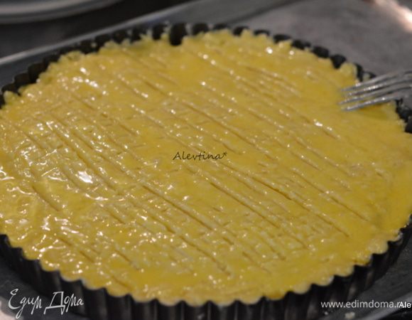 Смазать поверхность кекса яйцом, затем вилкой провести полоски слева и направо по всей поверхности теста и смазать вновь кисточкой. Поставить в духовку на 50 мин. примерно.