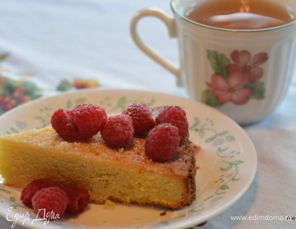 Достать из духовки. Дать слегка остыть. Перевернуть. Разрезать на порции и подаем к столу с ягодами по желанию. Приятного аппетита.