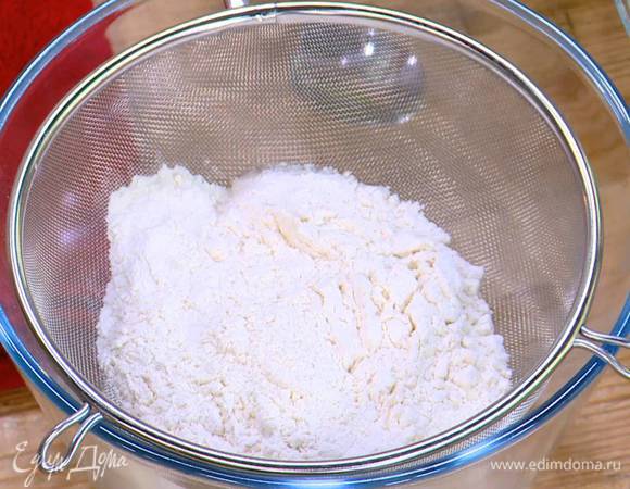 Муку просеять через сито, добавить разрыхлитель, соль, все перемешать.