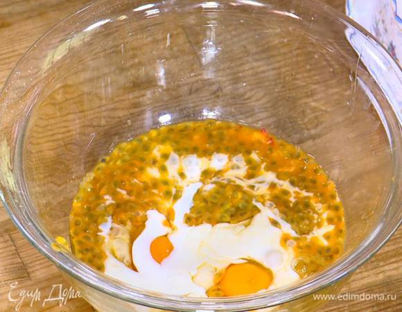 К мякоти маракуйи добавить яйца, влить кефир и перемешать все венчиком.