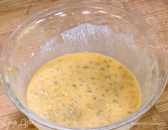 Всыпать сахар, перемешать, затем, продолжая вымешивать венчиком, влить растопленное масло.