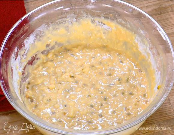 Всыпать муку и вымешать тесто.