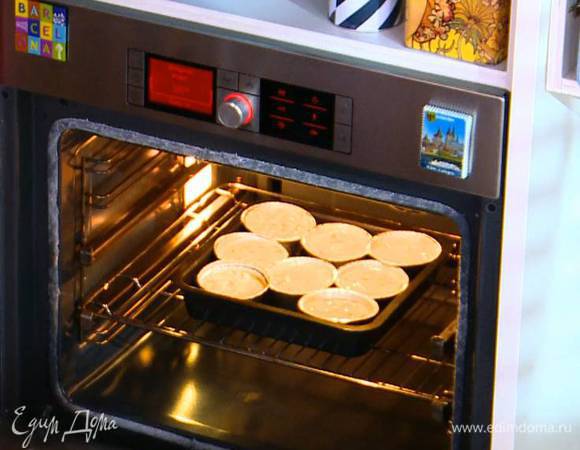 Выпекать в разогретой духовке 15–18 минут.