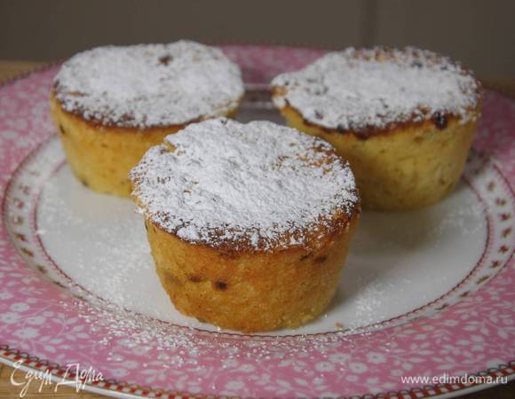 Готовые маффины посыпать сахарной пудрой.