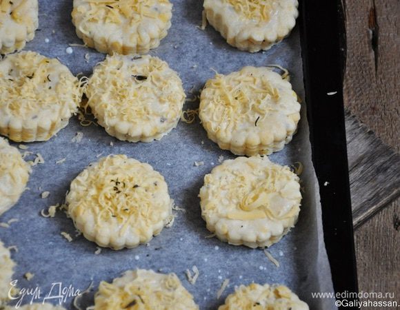 Духовку разогреть до 220°С. Просеять муку с разрыхлителем и солью. Масло нарезать мелкими кубиками, добавить в муку и растереть в крошку.