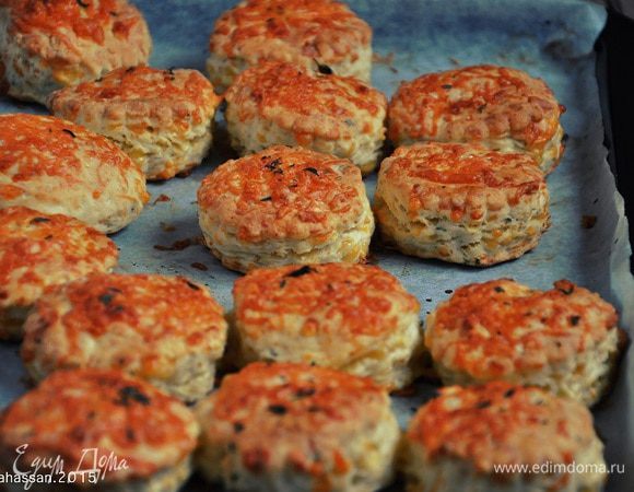 Смазать сконы болтушкой из смеси желтка и молока, посыпать сыром и отправить выпекаться 10-15 минут.