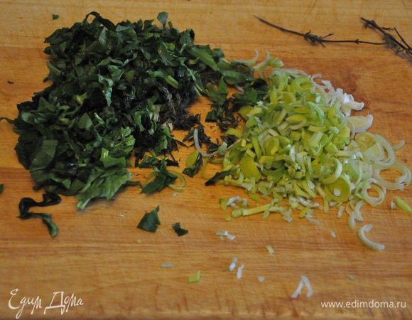 Шпинат обдать горячей (кипятком) водой, сразу же промыть холодной водой, дать стечь воде (шпинат станет мягче и скукожится, уменьшится в размерах). Тонко нарезать.