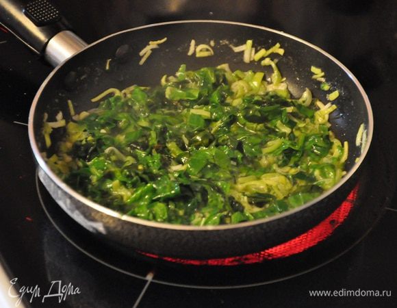 Растопить в сковороде сливочное и оливковое масло, обжарить в нем тимьян и лук-порей, до прозрачности лука. Добавить к луку шпинат, все хорошо протушить до испарения жидкости, затем отставить в сторону и остудить.