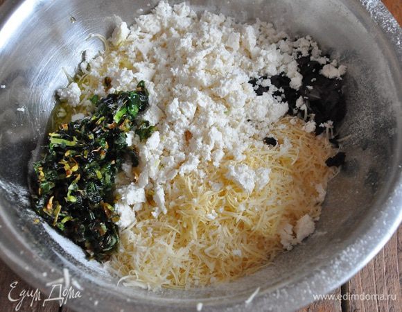 Муку с разрыхлителем просеять в чашку, смешать с сыром, фетой, шпинатом и базиликом, все перемешать тщательно.