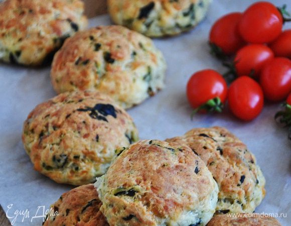 Разделить на небольшие части, скатать в булочки. Выпекать при 200°С примерно 30-35 минут.
