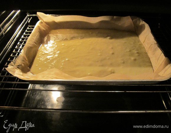 Половину теста выливаем в форму на промасленную бумагу для выпечки...