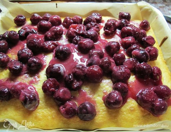 Ягоды (у меня была вишня) смешиваем с сахаром и крахмалом и выкладываем поверх теста.