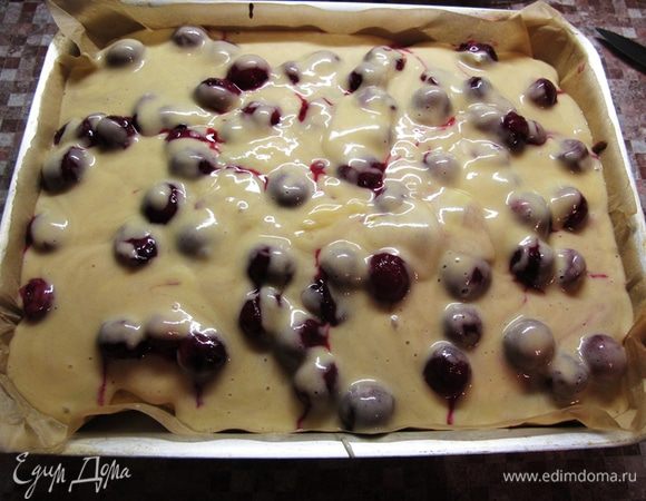 Сверху выливаем оставшееся тесто. 