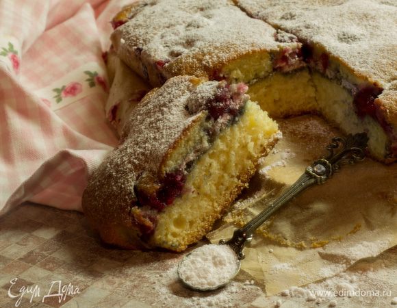 Готовый пирог слегка остужаем и посыпаем сахарной пудрой. При таком способе приготовления пирог получается воздушный, хорошо пропеченный, и ягоды не опускаются вниз пирога, давая ненужный сок в процессе выпечки.