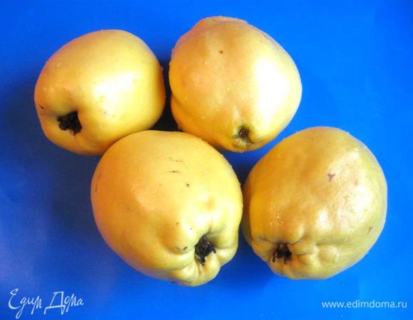 Айву помыть. Порезать на четыре части. Удалить семенную коробку. Кожицу удалять не надо. Порезать на кусочки.