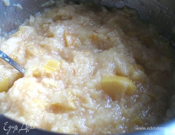 Положить в таз или кастрюлю, добавить вино, залить водой (примерно наполовину высоты айвы), поставить на огонь, после закипания, убавить огонь до минимума и время от времени переворачивать лопаточкой или ложкой. Варить до тех пор, пока айва не станет мягкой. 
