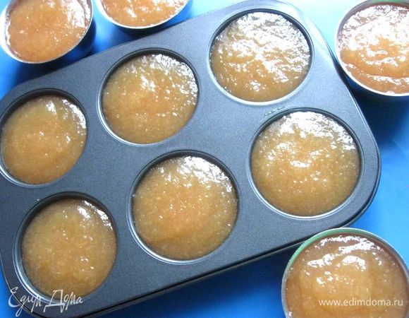 Дать немного остыть. Разложить по формочкам, выровнять поверхность.
Поместить формочки на 1 час в слегка разогретую (60°С) духовку, часть мармелада оставила без этой процедуры, чтобы сравнить. Хорошо застывает и тот, и другой вариант, только цвет айвы из духовки будет чуть темнее, насыщеннее, на вкусовых качествах это мало отразилось. 
Оставить мармелад на сутки в формочках при комнатной температуре. Он достаточно хорошо затвердевает, вместе с тем остается мягким и нежным.
