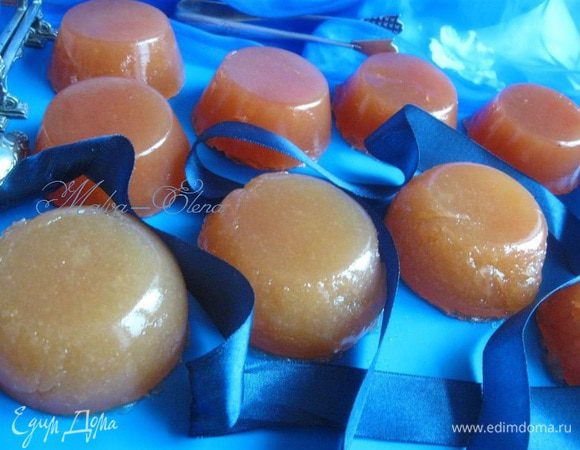 Если хотите вынуть из формочки, аккуратно пройдитесь ножом по краю формочки, переверните ее и вставьте лезвие ножа между котиньяком и формочкой. 
Хранить в холодильнике, французские повара рекомендуют сочетать с кусочком сыра, для меня привычнее намазать на кусочек свежего багета.
