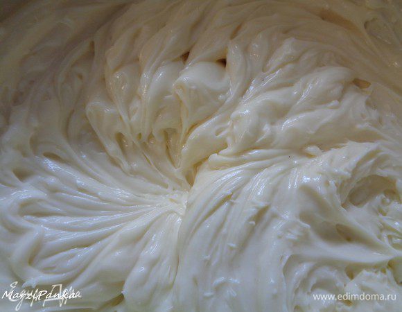 Клубнику достать из морозильника. Миксером смешать маскарпоне и сгущенное молоко. Получится густой крем.