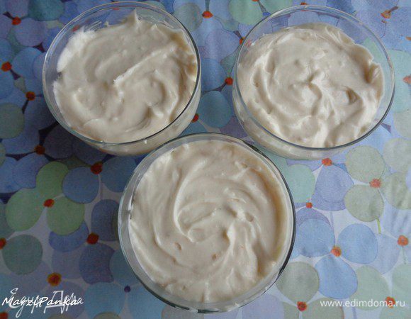 Затем — слой крема. Крем кладем так, чтобы он закрыл слоем весь бисквит.
Постучим формочкой об стол, чтобы выровнять слои.