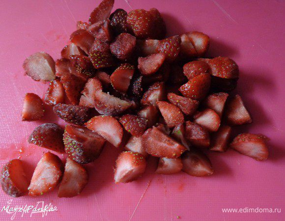 Клубнику порежем на четвертинки. У меня довольно мелкая клубника.
Оставим несколько ягодок для украшения.