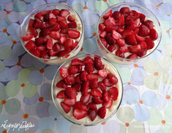 Кладем слой клубники поверх крема, немного вдавливая ягодки в крем.