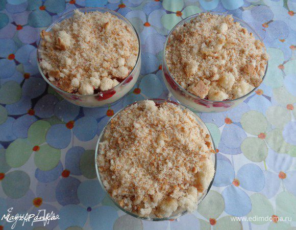 Сверху положим еще один слой из бисквитной крошки. Постучим формочкой об стол, чтобы выровнять слои.