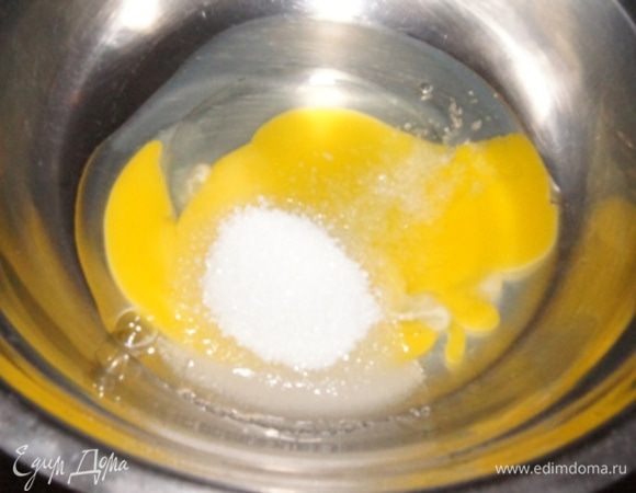 Духовку разогреть до 190°С. Сливочное масло растопить.
Все готовится очень быстро и просто. Яйцо смешать с сахаром, солью и ванилином.