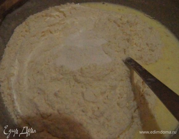 Добавить муку, разрыхлитель и растопленное сливочное масло. Замесить не тугое, нежное тесто.