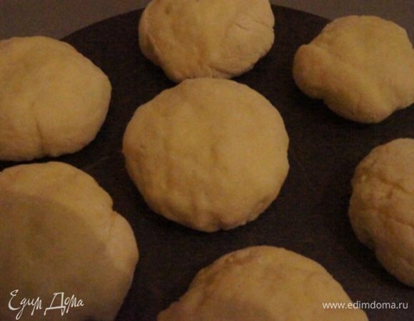 Лист для выпечки смазать маслом, на расстоянии выложить булочки. Поставить в духовку на 15 минут.