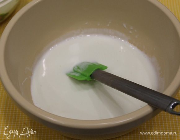 Йогурт должен быть комнатной температуры. Разводим в нем дрожжи.