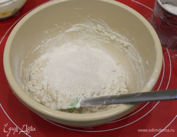 Постепенно добавить смесь муки к йогурту, добавить соль.