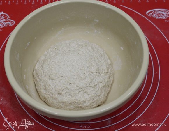 Замесим довольно мягкое тесто, но оно не расплывается, слегка липнет к рукам. Оставляем тесто на 2-2,5 часа при комнатной температуре (не забыв его накрыть). Тесто увеличивается в размере совсем незначительно, но заметно.