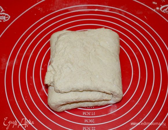 Затем боковые стороны. У вас должен получиться квадрат, примерно 20х20 см.