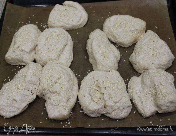 Утром смазываем булочки водой и посыпаем кунжутом. Булочки хорошо поднялись, но узкие кусочки завалились, делайте их по шире.