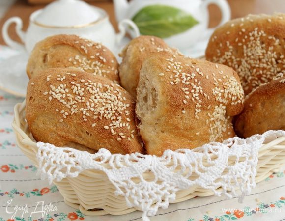 Духовку прогреть до 200-230°С. Поставить на низ духовки емкость с кипятком, которая создаст пар в духовке. Выпекать булочки с паром в течении 15 минут. 