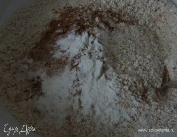 Духовку разогреть до 180°C. Овсяные хлопья измельчить. В миске смешать сухие ингредиенты: овсяные хлопья, разрыхлитель, соль, корицу.