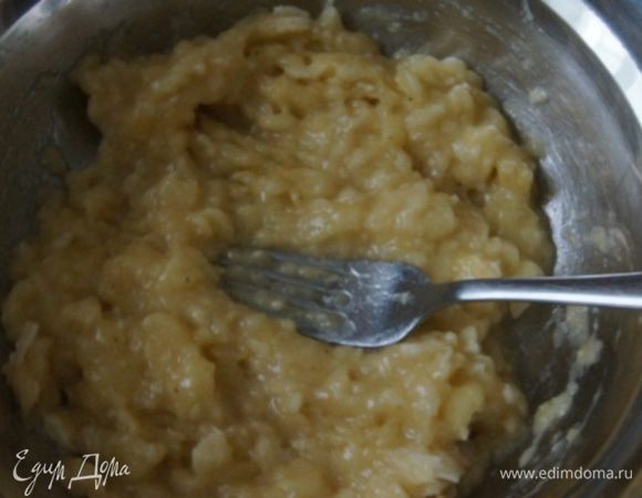 Бананы размять вилочкой. Бананы должны быть очень спелые.