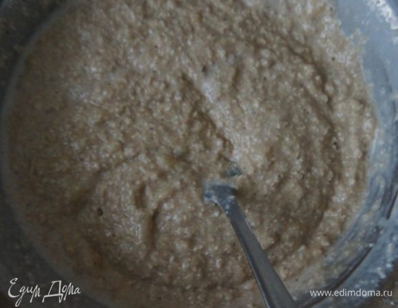 Смешать бананы с сухой смесью и постепенно ввести молоко.