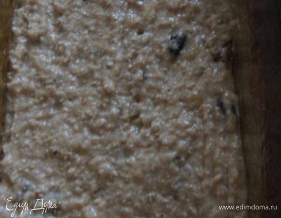 Форму выстелить бумагой и смазать растительным маслом. Разровнять тесто. Выпекать 45 минут. Лучше взять форму не длине 22 см, моя была 28 см, хлебец вышел тонкий, так как почти не поднимается в процессе выпечки.