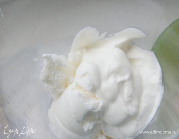 Мороженое достать за 10 минут до приготовления. Йогурт и мороженое поместить в чашу блендера. Добавить хурму и взбить 2 минуты на высокой скорости.