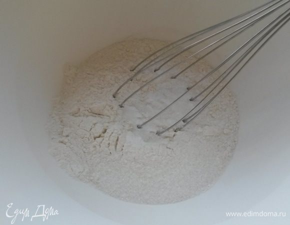 Включаем духовку на 210°С.
Смешиваем венчиком муку, разрыхлитель, соль и сахар.