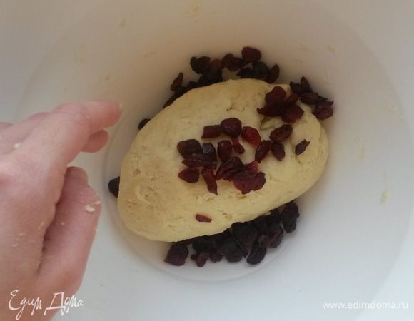 Добавляем клюкву (можно заменить изюмом), вмешиваем ее в тесто.