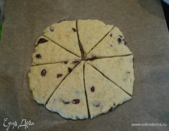 Раскатываем тесто в лепешку толщиной 1,5 см. Я разравниваю руками. Посыпаем цедрой. У меня сухая. Можно снять со свежего лимона и добавить прямо в тесто. Разрезаем ножом для пиццы на 8 секторов. 