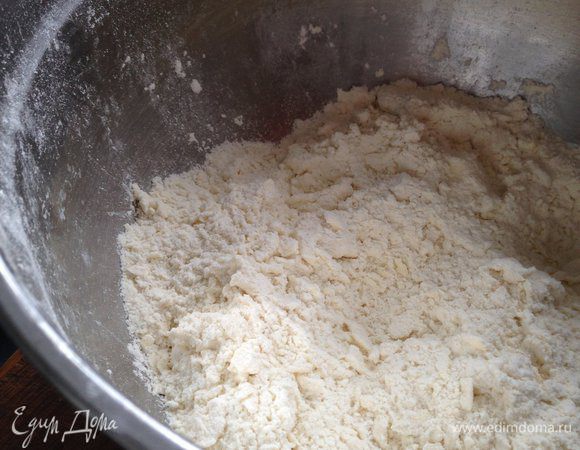 Муку и холодное сливочное масло растереть в крошку. Посолить.