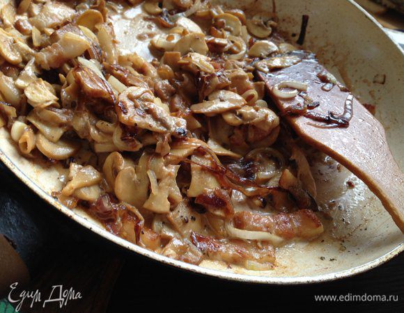 Для начинки. Лук (один большой или два средних) почистить и нарезать полукольцами, бекон соломкой, а грибы вымыть и нарезать небольшими ломтиками. Сначала обжарить лук, добавить буквально щепотку-две сахара — для карамелизации. Затем добавить бекон — чуть обжарить его и грибы! Прожариться все минут 5-7. В конце добавить сливки, хорошо перемешать посолить, поперчить и убрать с плиты. Дать начинки чуть остыть.