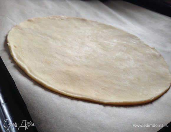 Тесто разделить на 2-3 части, в зависимости от желаемого размера галет. На присыпанной мукой рабочей поверхности, каждую часть теста раскатать в пласт толщиной 0.5 см. Потом аккуратно перенести на противень, застеленный бумагой для выпечки.