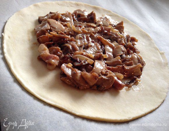 В центре каждой галеты выложить начинку из бекона и грибов.